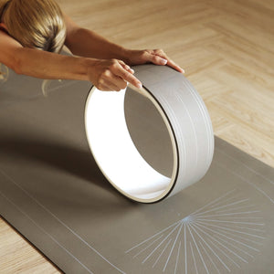 Close-up of yoga wheel and alignment marks on YOGASANA Lumiere Sundial Yoga Mat – Desert with Silver Pattern, emphasizing precision and craftsmanship.